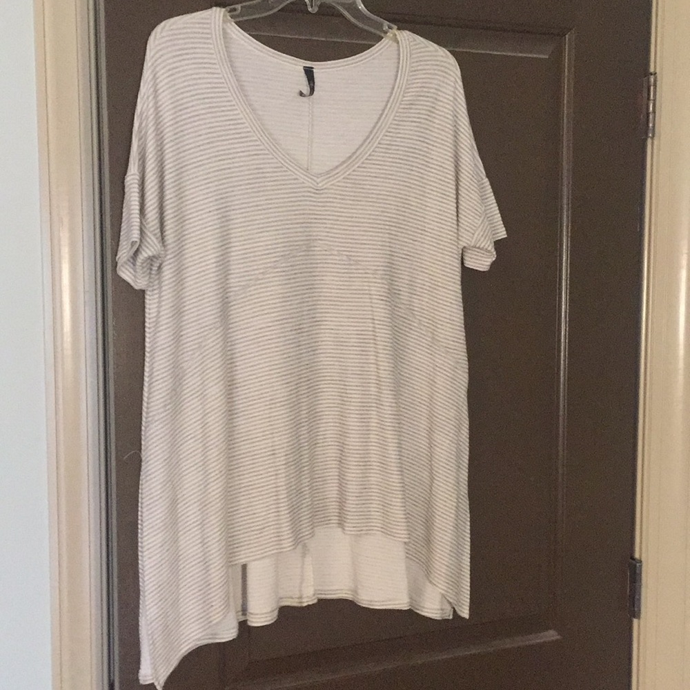 SOFT STRIPED SHORT SLEEVE V-NECK